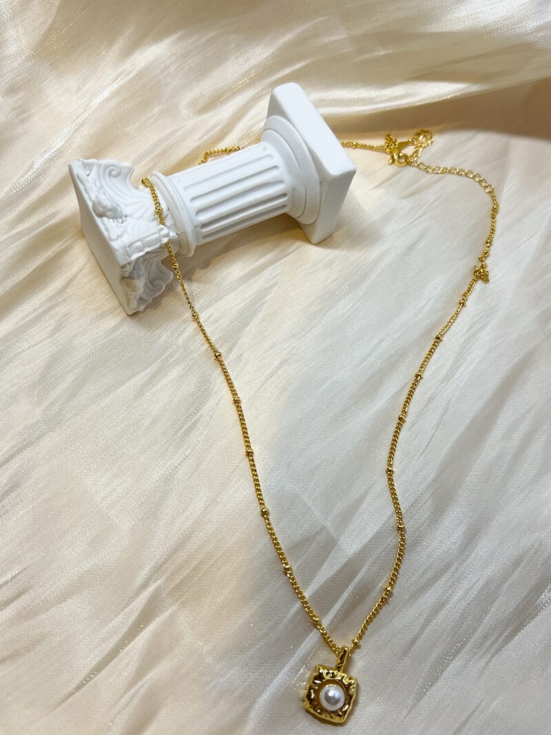Luxe Pearl Frame Necklace - Image 4