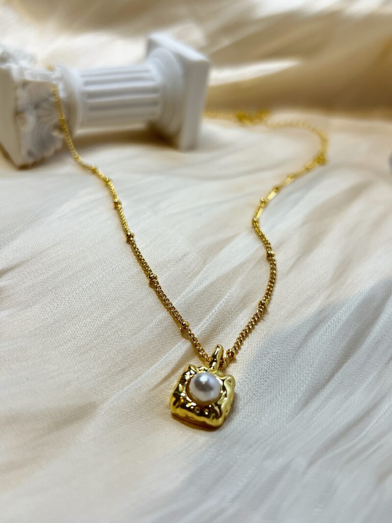 Luxe Pearl Frame Necklace