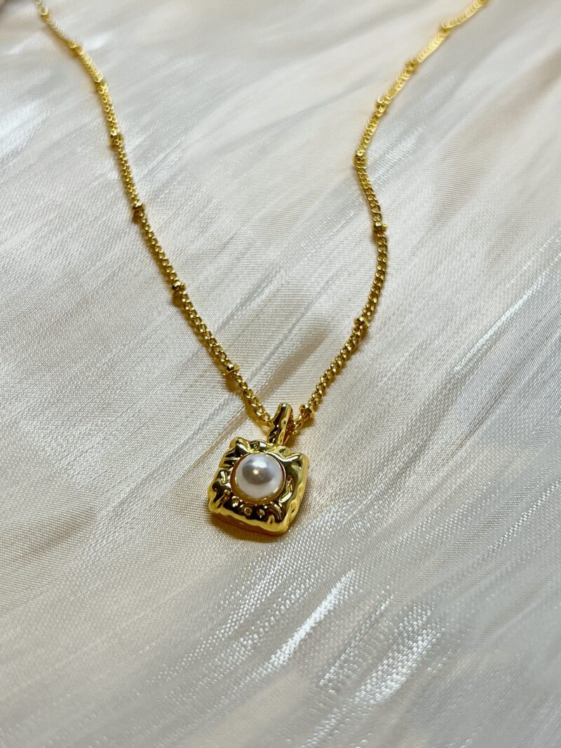 Luxe Pearl Frame Necklace - Image 6