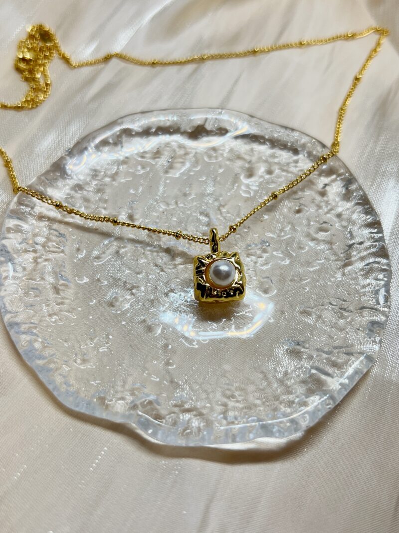 Luxe Pearl Frame Necklace - Image 8