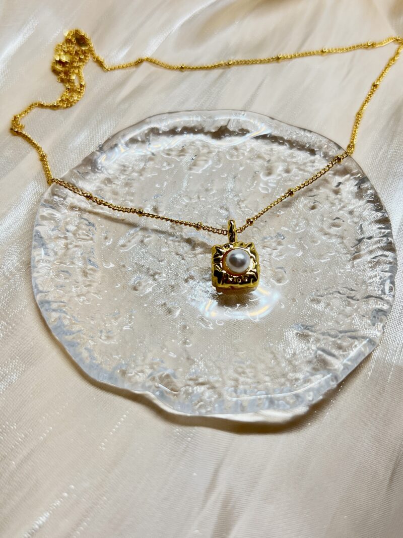 Luxe Pearl Frame Necklace - Image 2