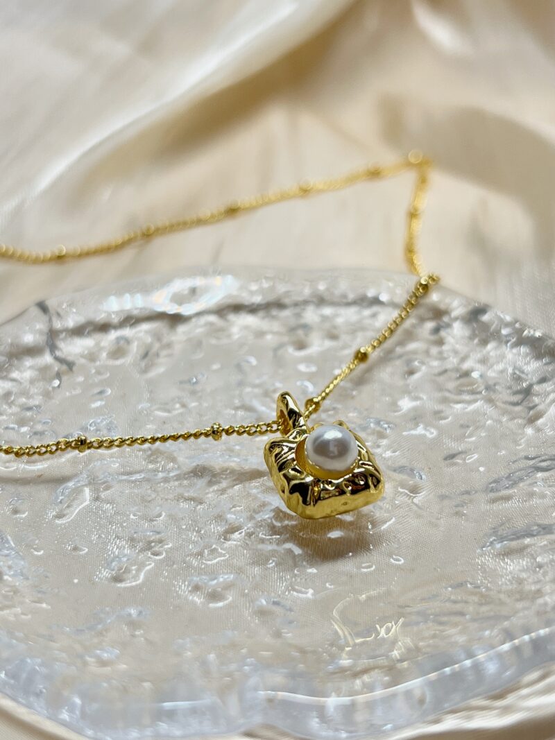Luxe Pearl Frame Necklace - Image 3
